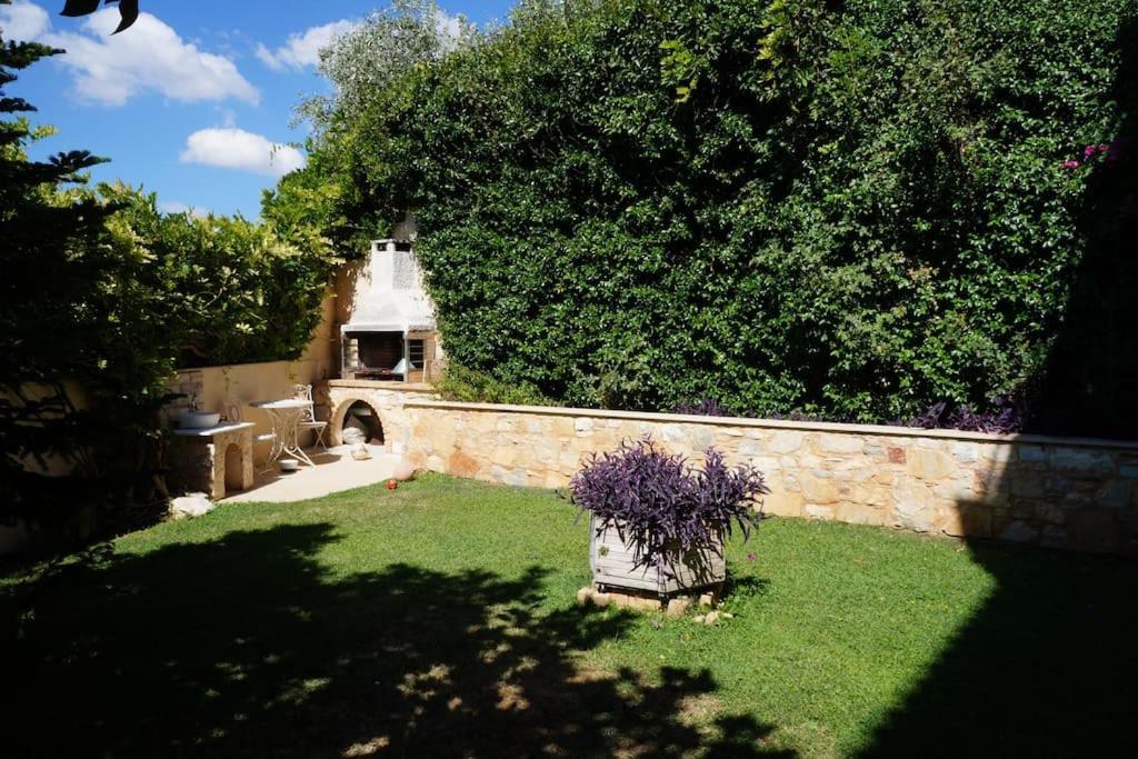 Apartment With A Garden, Bbq, Swimming Pool And Jacuzzi Dráfi Kültér fotó